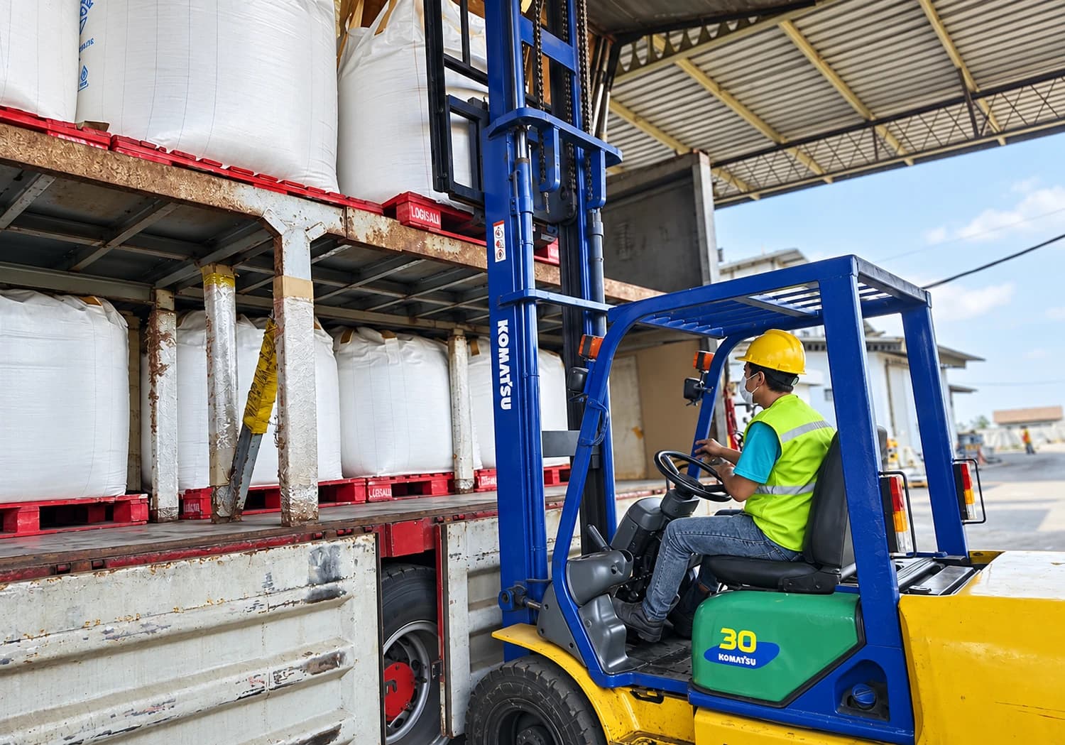 Bongkar muat dengan forklift