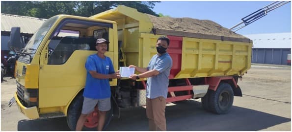 PT NGC ikut serta membantu menangani masalah penerangan dan masalah banjir warga.